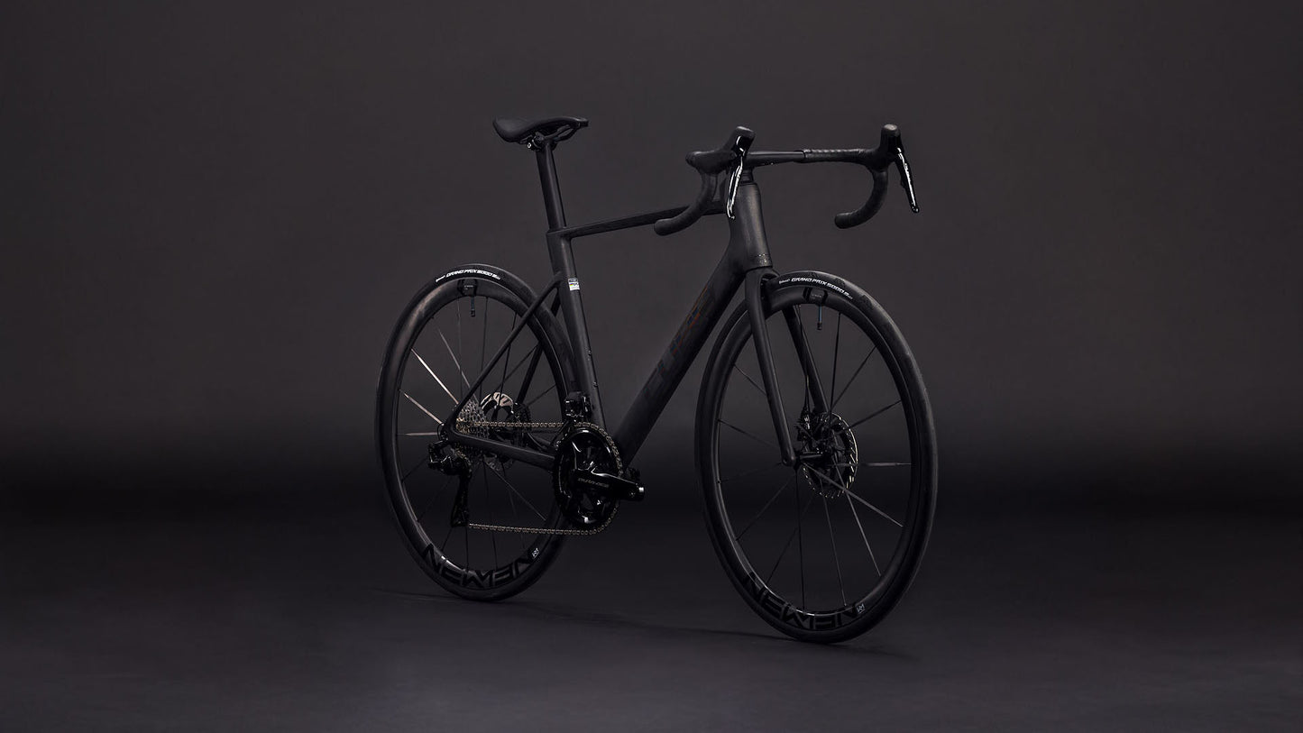 Produktbild: Cube Litening AIR C:68X SLT golddust´n´prism, Schrägansicht (schwarzer Hintergrund)