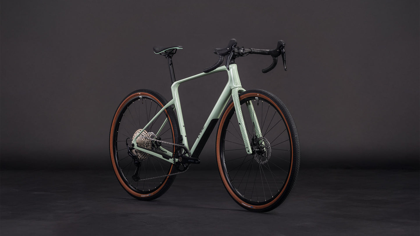 Produktbild: Cube Nuroad C:62 ONE aloegreen´n´black, Schrägansicht (schwarzer Hintergrund)