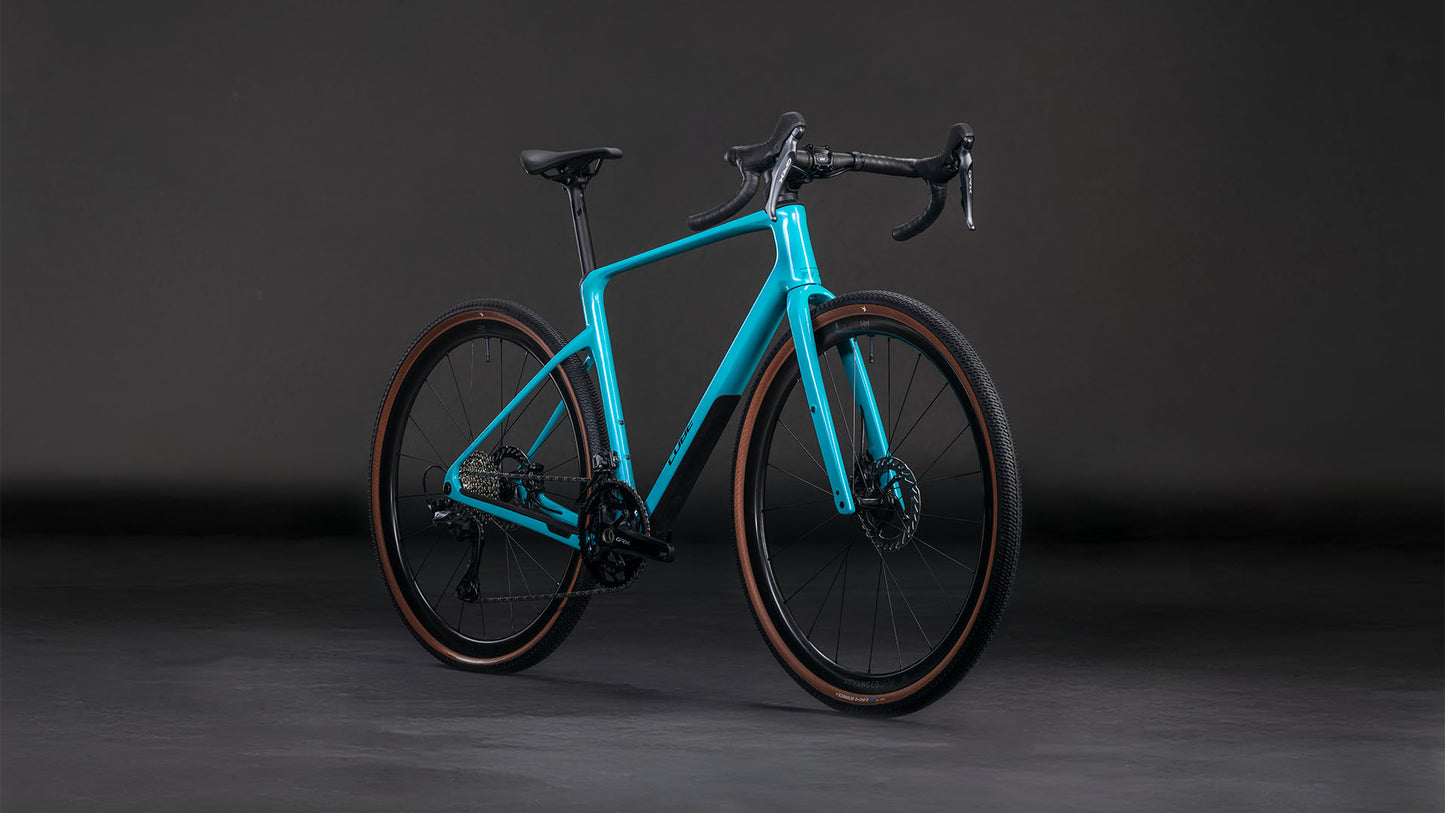 Produktbild: Cube Nuroad C:62 Pro swimmingpool´n´black, Schrägansicht (schwarzer Hintergrund)