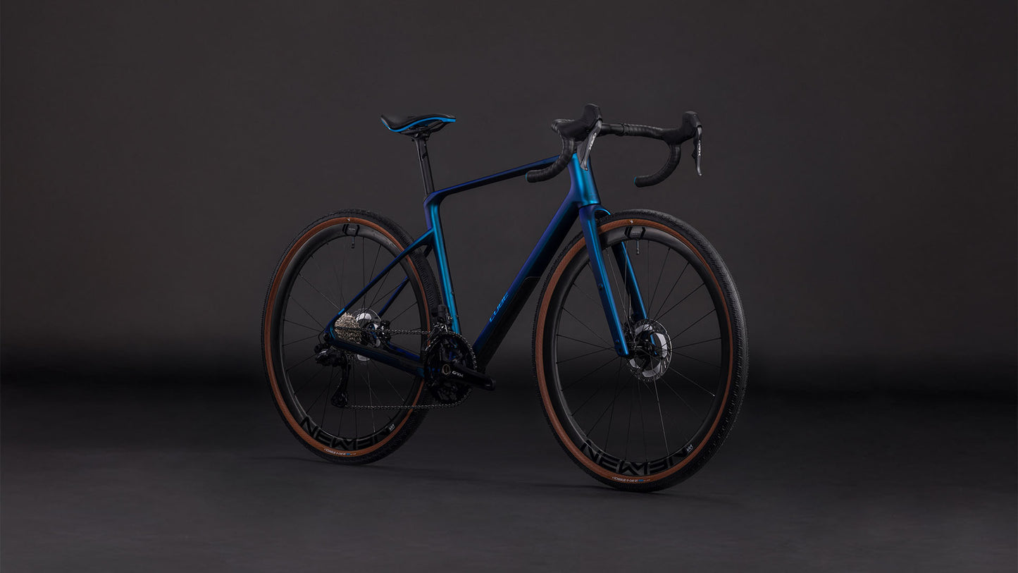 Produktbild: Cube Nuroad C:62 Race nebula´n´blue, Schrägansicht (schwarzer Hintergrund)