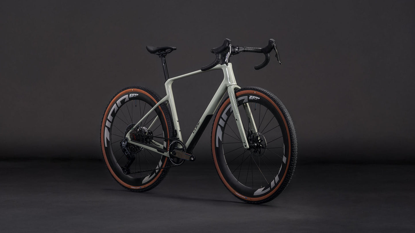 Produktbild: Cube Nuroad C:62 SLX reedbeige´n´chrome, Schrägansicht (schwarzer Hintergrund)