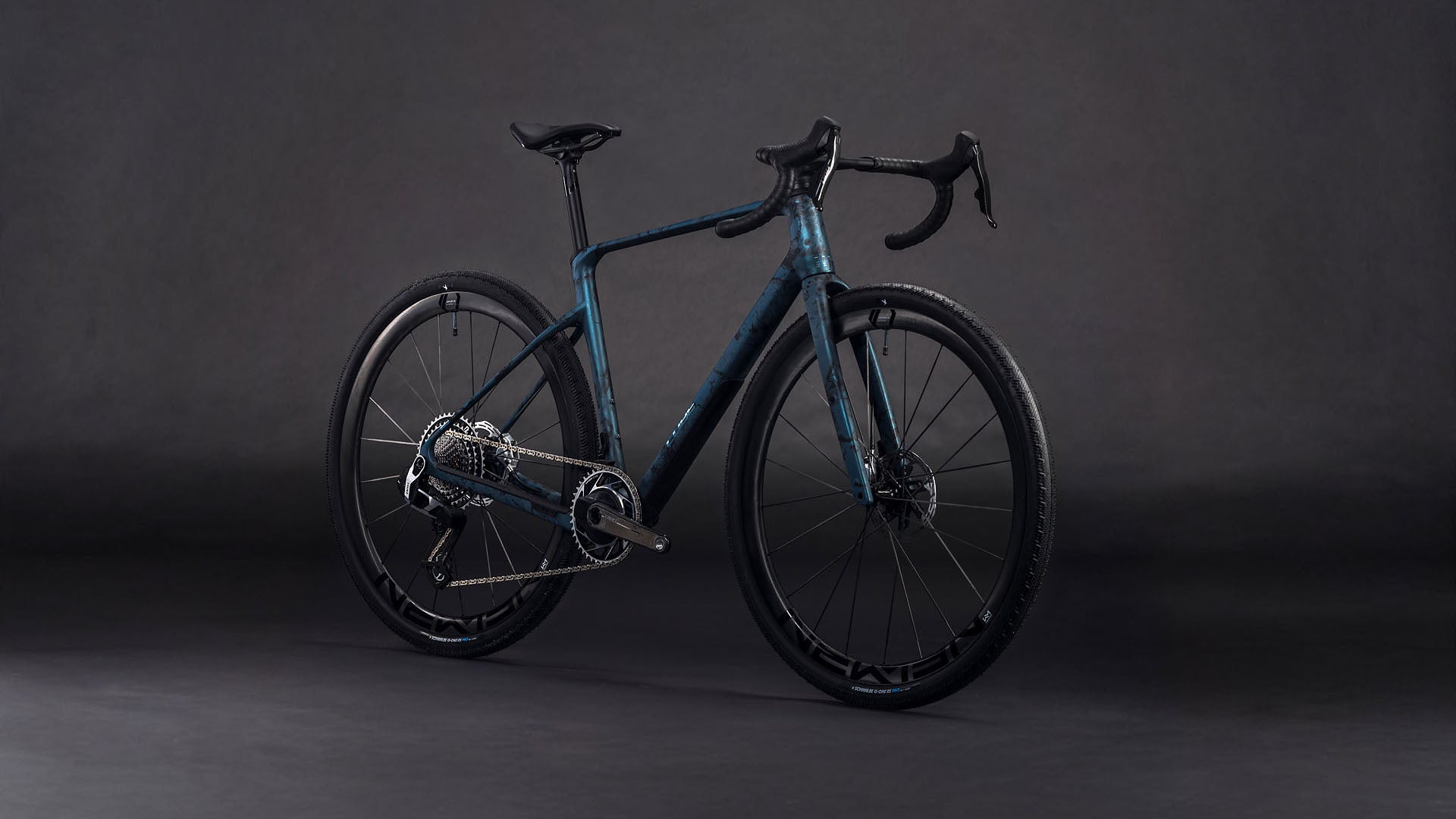 Produktbild: Cube Nuroad C:62 SLT royalgreen´n´fume, Schrägansicht (schwarzer Hintergrund)