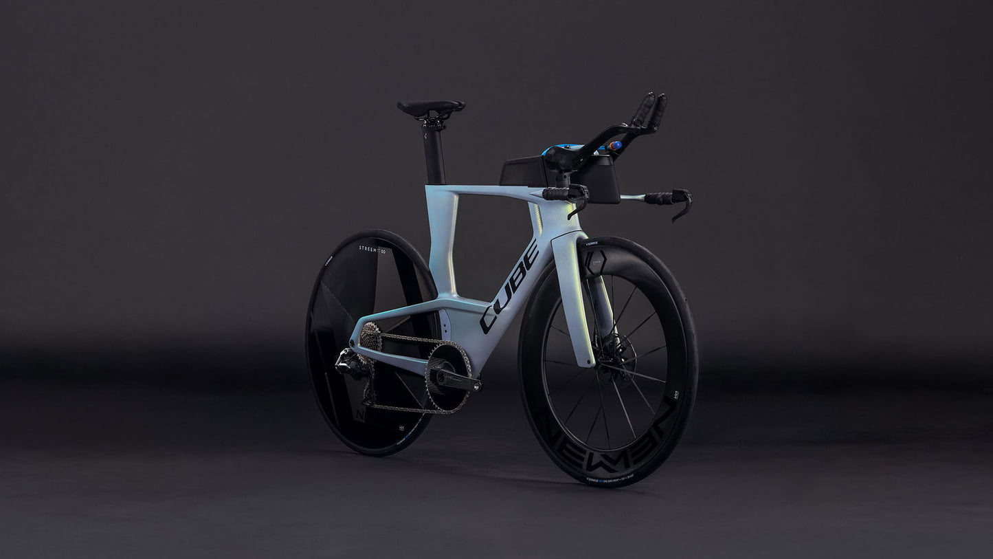 Produktbild: Cube Aerium C:68X SLT Aero genesisgrid´n´black, Schrägansicht (schwarzer Hintergrund)