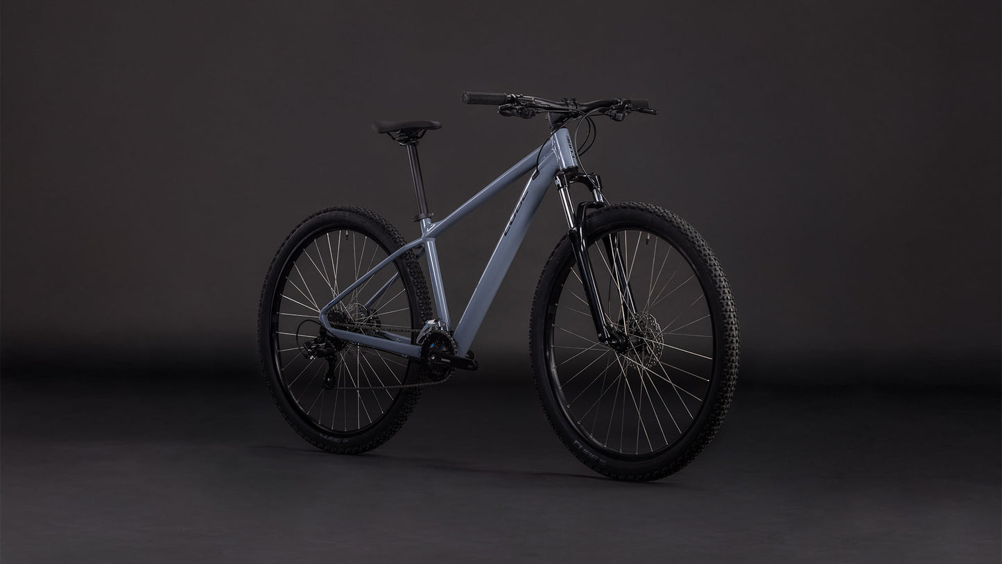 Produktbild: Cube Aim ONE smoke´n´black, Schrägansicht (schwarzer Hintergrund)