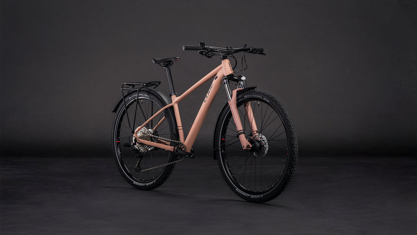 Produktbild: Cube Aim SLX FE blushrose´n´black, Schrägansicht (schwarzer Hintergrund)