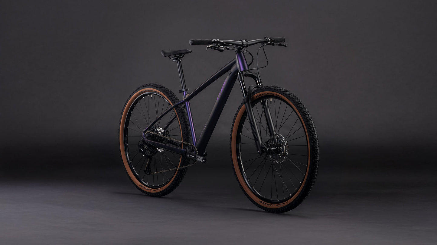 Produktbild: Cube Attention SLX purplegalaxy´n´black, Schrägansicht (schwarzer Hintergrund)