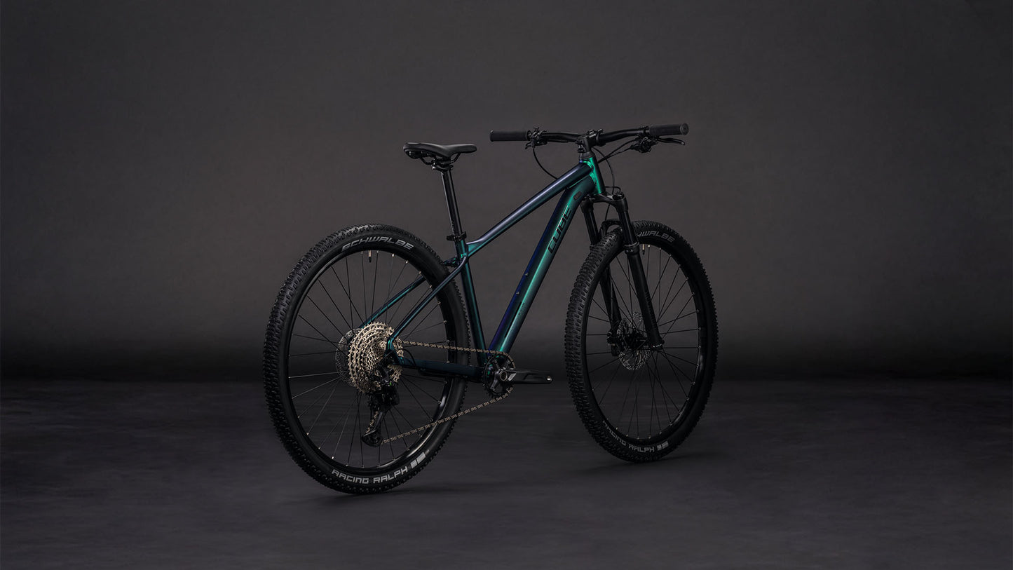 Produktbild: Cube Reaction Pro goblin´n´black, Schrägansicht (schwarzer Hintergrund)