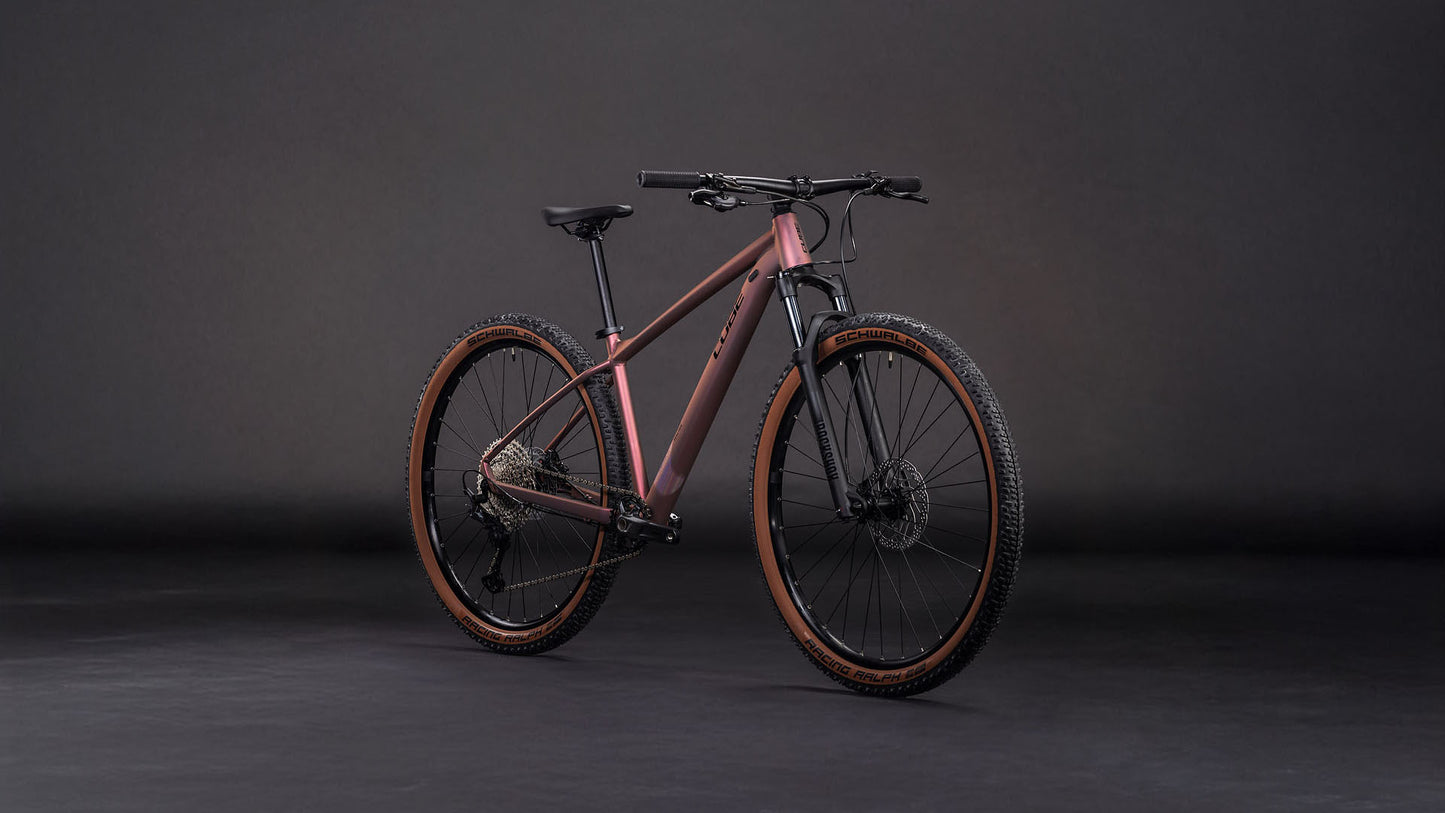 Produktbild: Cube Reaction Pro shiftblush´n´black, Schrägansicht (schwarzer Hintergrund)