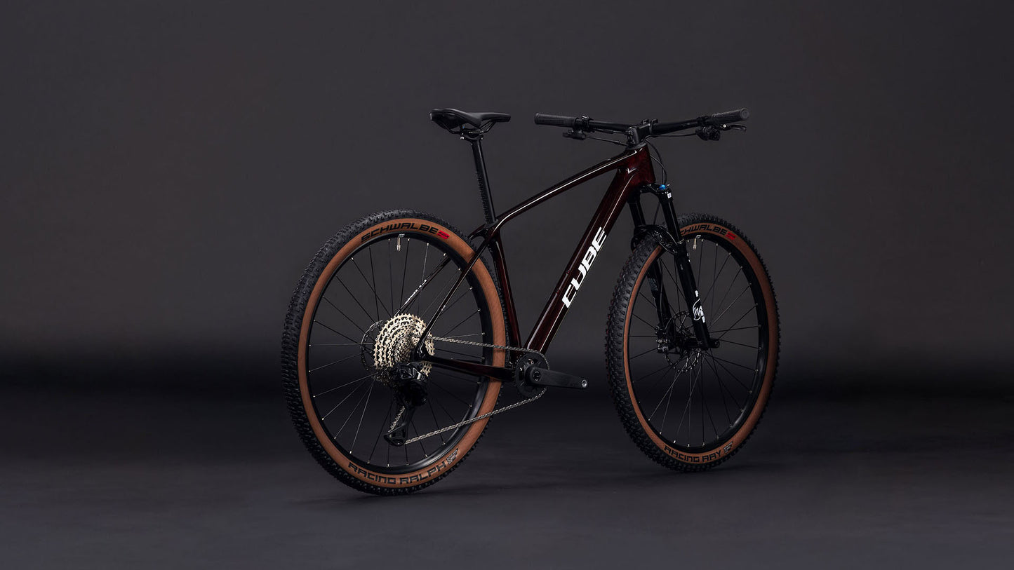 Produktbild: Cube Reaction C:62 Race liquidred´n´white, Schrägansicht (schwarzer Hintergrund)