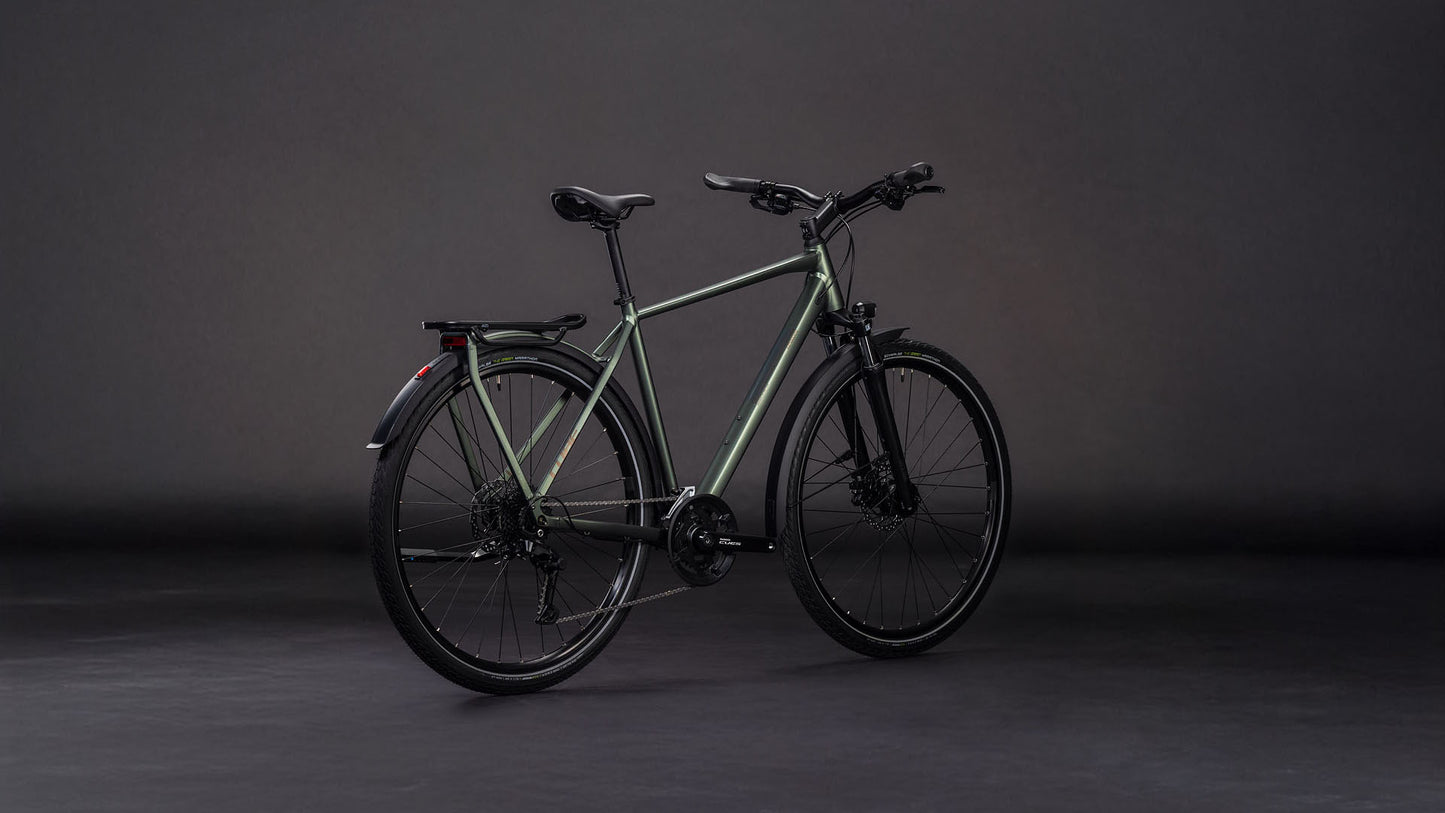 Produktbild: Cube Kathmandu ONE sagebrushgreen´n´green, Schrägansicht (schwarzer Hintergrund)