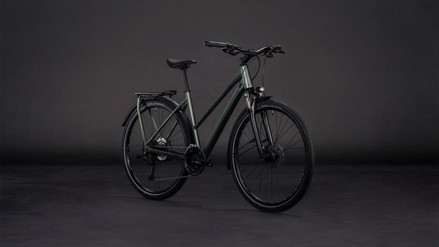 Produktbild: Cube Kathmandu ONE sagebrushgreen´n´green, Schrägansicht (schwarzer Hintergrund)