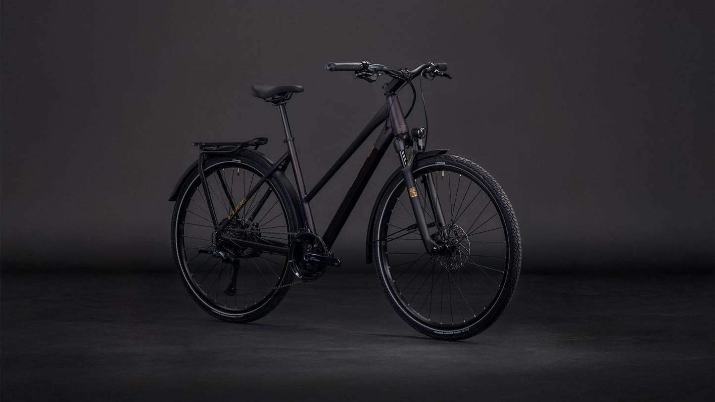 Produktbild: Cube Kathmandu SLX solareclipse´n´gold, Schrägansicht (schwarzer Hintergrund)