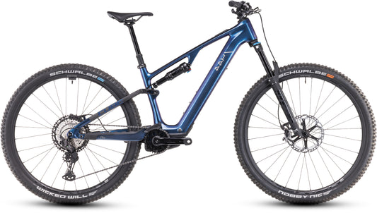 Das CUBE AMS Hybrid ONE44 C:68X SLX 400X 29 deepcobalt'n'black 2024 ist ein modernes, blaues, vollgefedertes Mountainbike mit Fox 34 Performance Grip Gabel, großen Stollenreifen, Scheibenbremsen und einem schnittigen Rahmen, der seitlich vor einem weißen Hintergrund abgebildet ist.