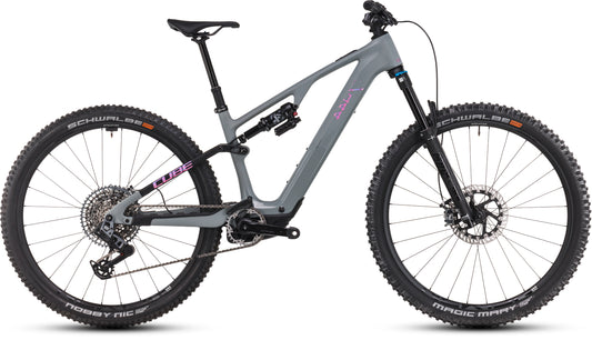 Das Cube AMS Hybrid ONE44 C:68X TM 400X 29 swampgrey'n'purplereflex 2024 ist ein modernes, vollgefedertes Mountainbike mit einem mattgrauen C:68X Carbonrahmen, schwarzen Komponenten, Stollenreifen und CUBE-Branding in lila und rosa Akzenten.