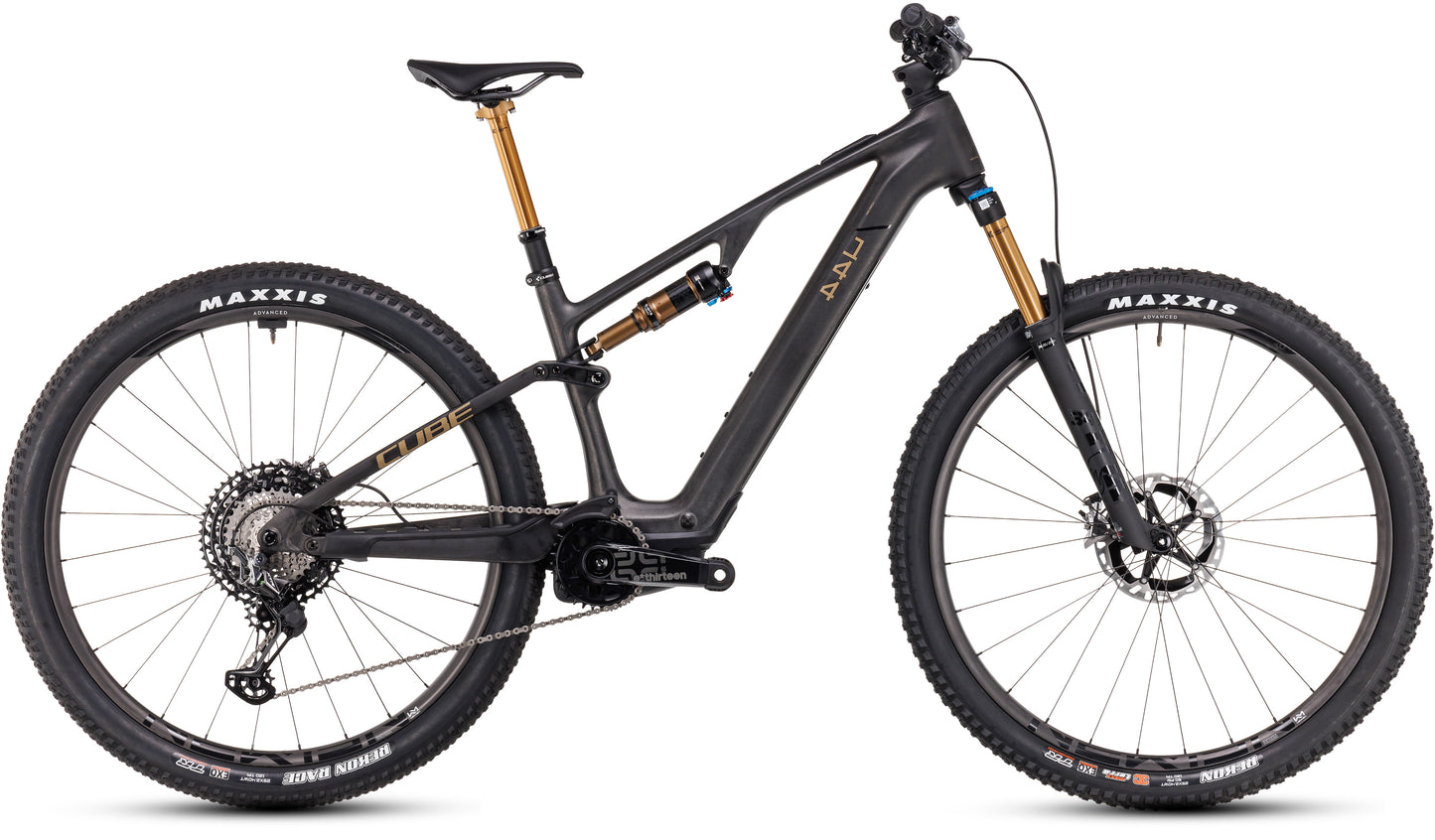 Das CUBE AMS Hybrid ONE44 C:68X SLT 400X 29 carbon'n'golddust 2025 ist ein superleichtes MTB-Fully mit dunklem C:68X Carbonrahmen, goldenen Highlights, breiten Noppenreifen, abfallendem Oberrohr, Scheibenbremsen, Dämpfer und flachem Lenker.