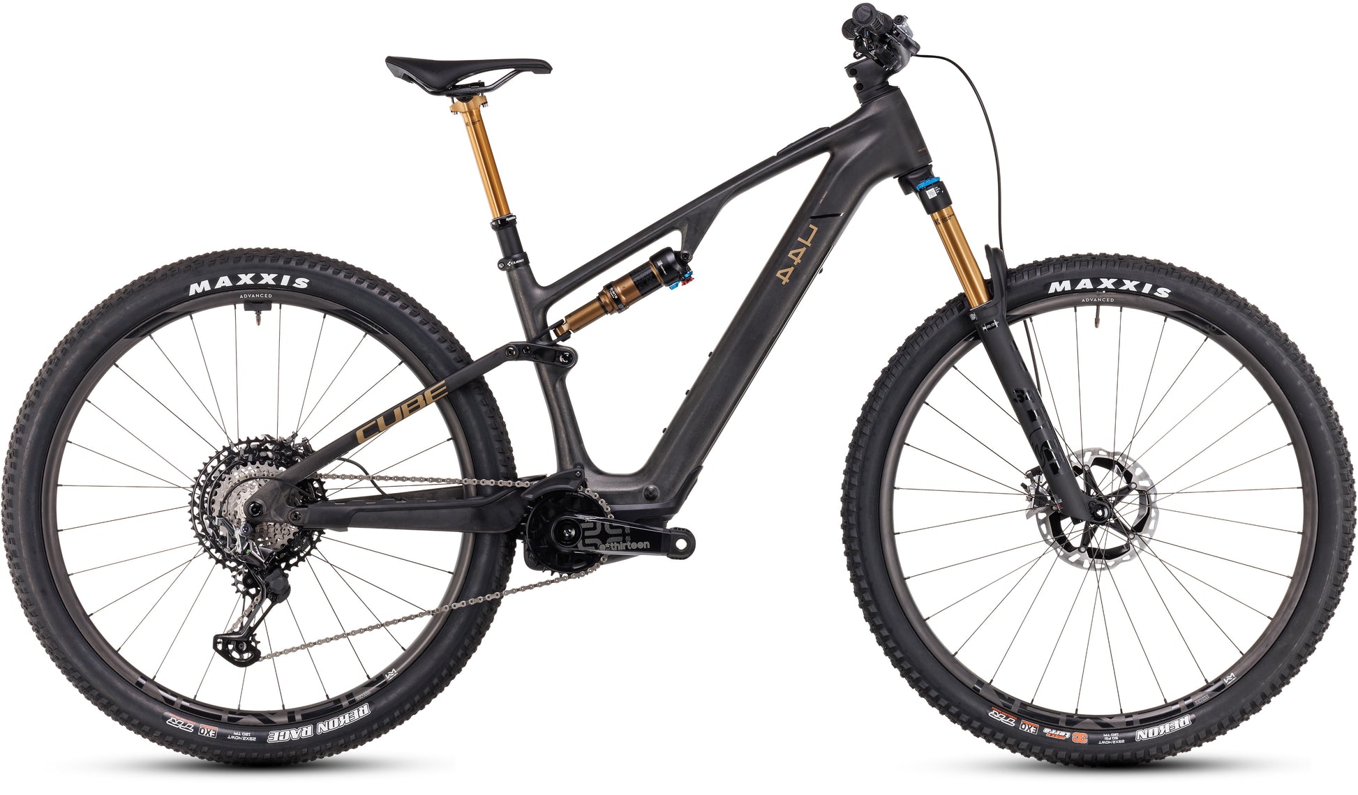 Das CUBE AMS Hybrid ONE44 C:68X SLT 400X 29 carbon'n'golddust 2025 ist ein superleichtes MTB-Fully mit dunklem C:68X Carbonrahmen, goldenen Highlights, breiten Noppenreifen, abfallendem Oberrohr, Scheibenbremsen, Dämpfer und flachem Lenker.