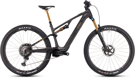 Das CUBE AMS Hybrid ONE44 C:68X SLT 400X 29 carbon'n'golddust 2025 ist ein superleichtes MTB-Fully mit dunklem C:68X Carbonrahmen, goldenen Highlights, breiten Noppenreifen, abfallendem Oberrohr, Scheibenbremsen, Dämpfer und flachem Lenker.