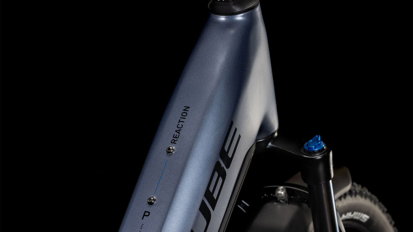 Nahaufnahme des Cube Reaction Hybrid Pro 800 Allroad metallicgrau-schwarz Easy Entry 2025 mit Oberrohr, Federgabel und Shimano XT-Schaltung, mit CUBE Schriftzug vor schwarzem Hintergrund.