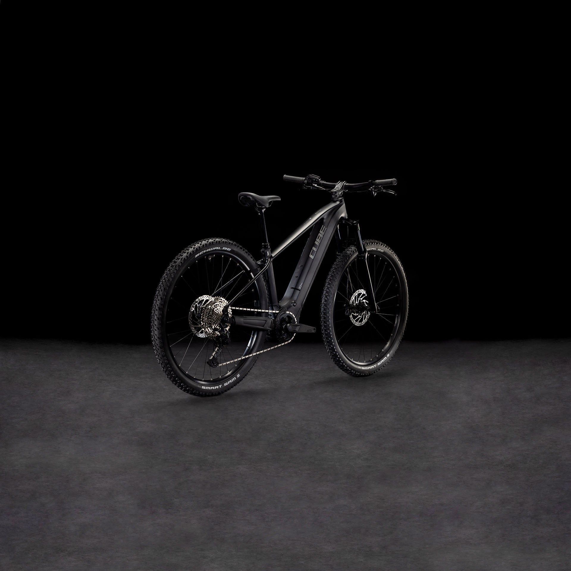 Produktbild: Cube Reaction Hybrid Race 800 black´n´metal, Schrägansicht (schwarzer Hintergrund)