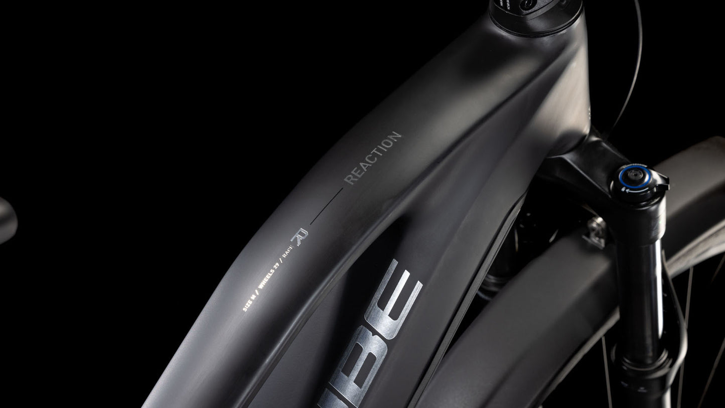 Nahaufnahme des Oberrohrs des Cube Reaction Hybrid Race 800 Allroad black'n'metal Trapeze 2025, die den Markennamen CUBE, das Modell und das schlanke Rahmendesign vor einem schwarzen Hintergrund hervorhebt.