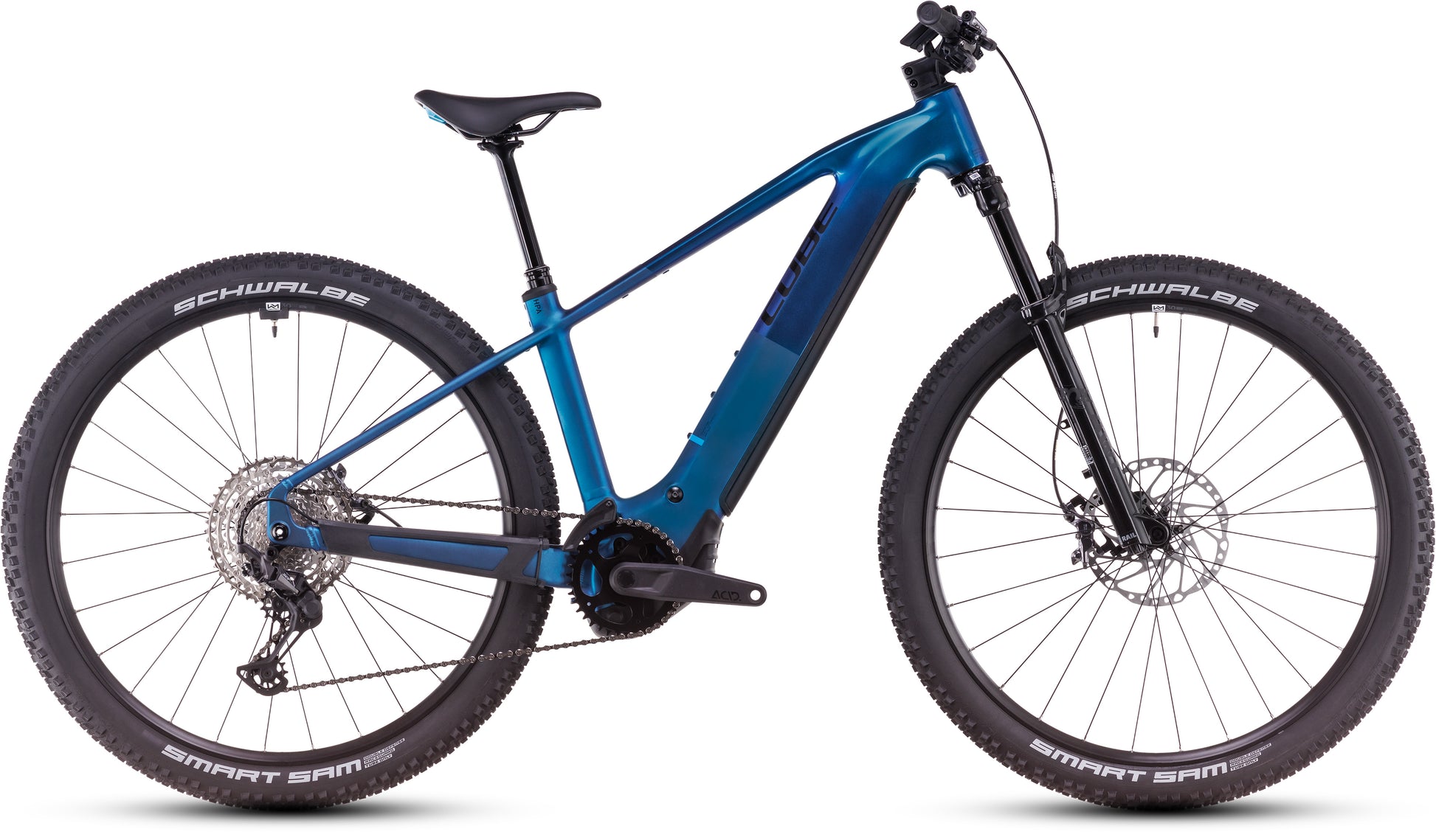 Das CUBE Reaction Hybrid SLX 800 nebula'n'blue 2025 Elektro-Mountainbike verfügt über einen stabilen Rahmen, dicke Schwalbe-Reifen, eine Vorderradfederung, einen integrierten Unterrohr-Akku und einen leistungsstarken Bosch CX-Motor. Von der Seite fotografiert.