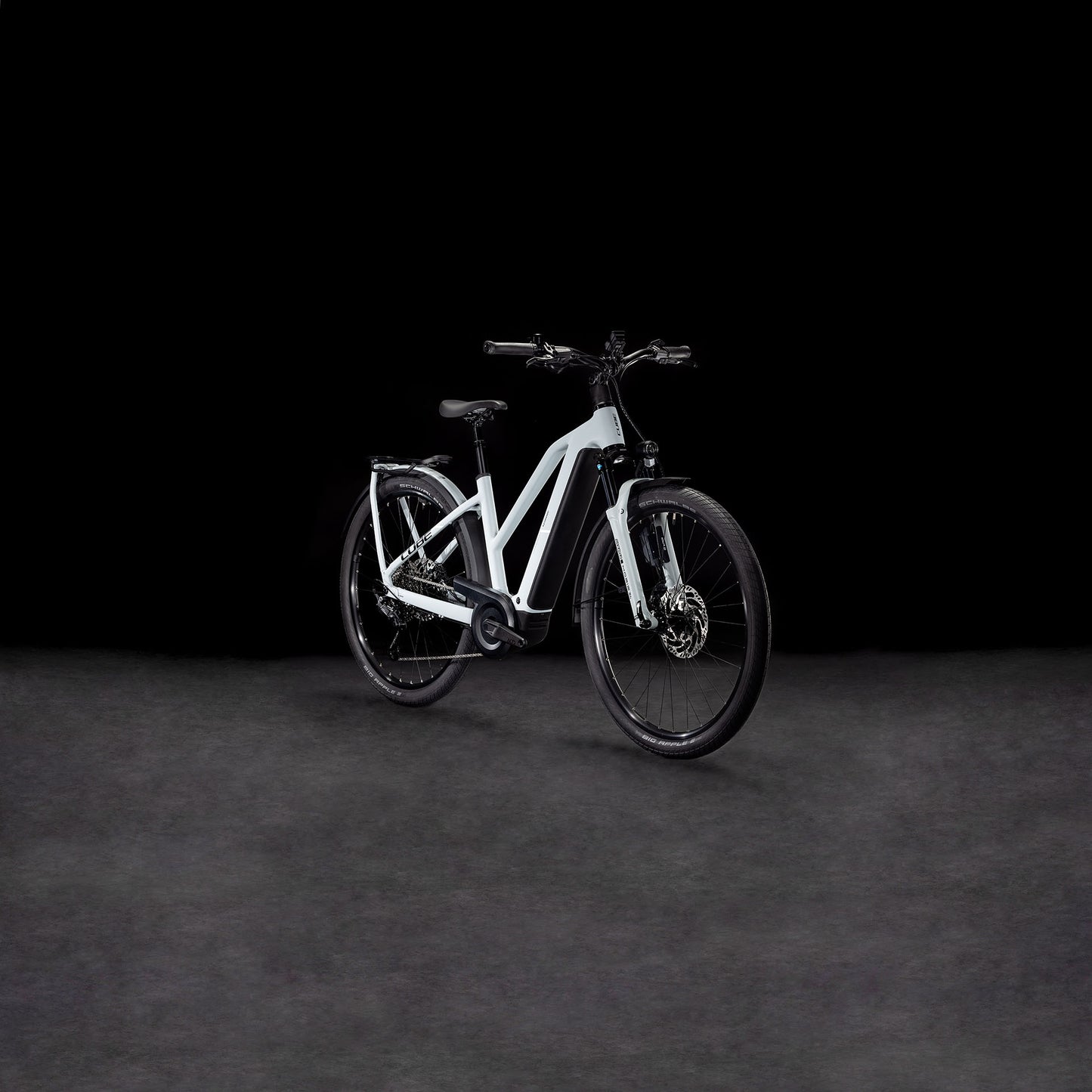 Das CUBE Kathmandu Hybrid EX 800 haze´n´black Trapeze 2025 Elektrofahrrad mit Durchstiegsrahmen und Bosch CX-Motor wird auf einem dunklen, nahtlosen Hintergrund präsentiert, um sein modernes Design und seine fortschrittlichen Funktionen hervorzuheben.