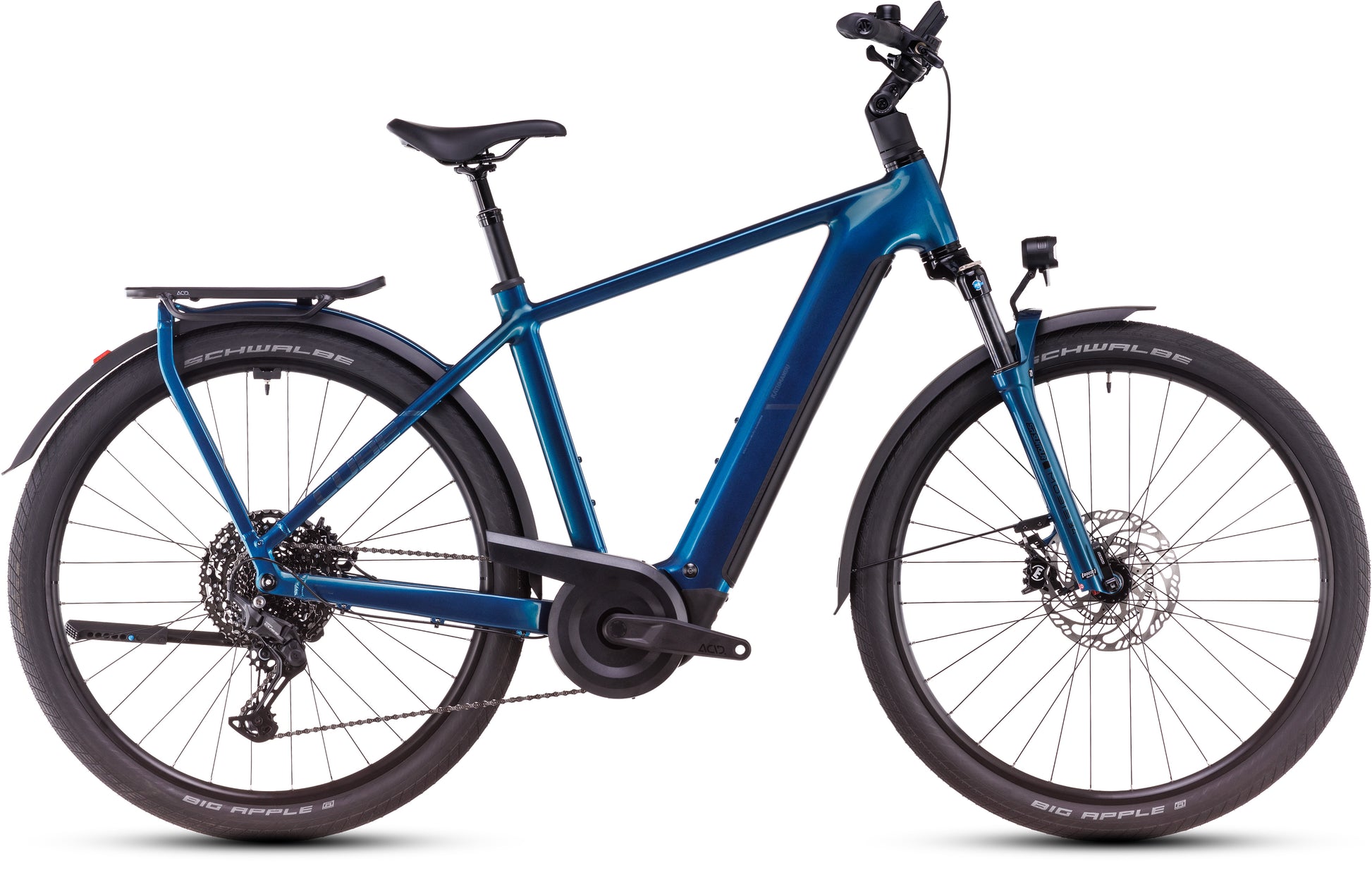 Ein CUBE Kathmandu Hybrid EX 800 electricblue´n´chrome 2025 Elektrofahrrad mit stabilem Rahmen, dicken Reifen, Gepäckträger und hydraulischen Scheibenbremsen, von der Seite auf weißem Hintergrund dargestellt.