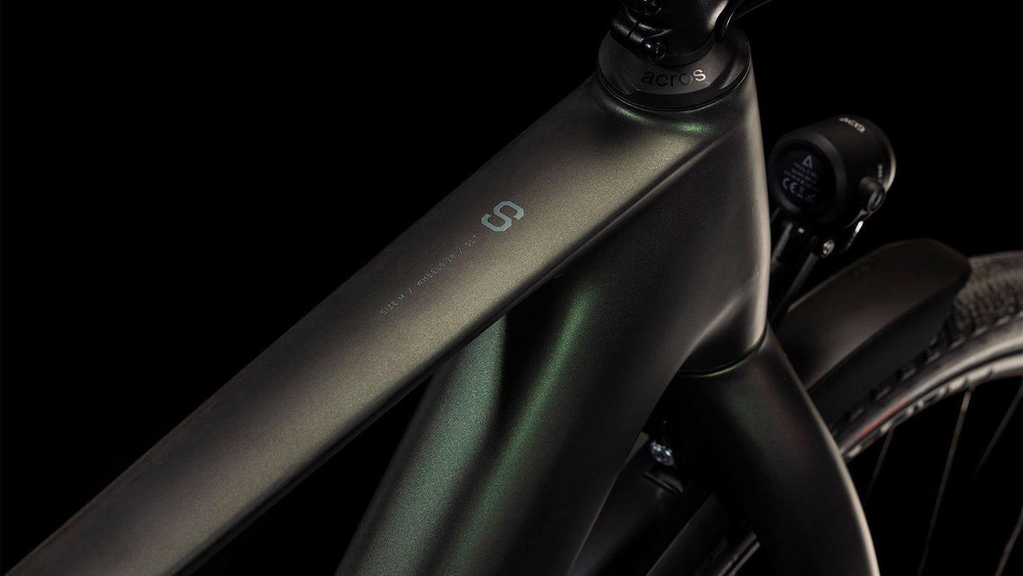 Nahaufnahme eines CUBE Kathmandu Hybrid C:62 SLT 400X stellar'n'origanogreen 2025 mit seinem mattschwarzen C:62® Carbon-Rahmen, Oberrohr, Lenkervorbau und Vorderrad vor schwarzem Hintergrund.