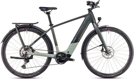 Das CUBE Kathmandu Hybrid C:62 SLT 400X stellar'n'origanogreen 2025 ist ein modernes Elektrofahrrad mit mattgrünem und schwarzem Rahmen, Bosch SX-System, Scheibenbremsen, Schutzblechen, Gepäckträger, flachen Lenkern und dicken Reifen - hier seitlich auf weißem Hintergrund.