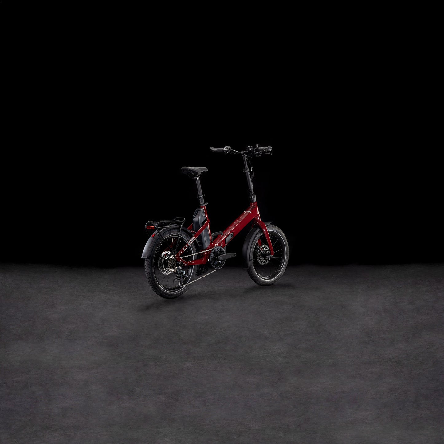 Das CUBE Fold Hybrid 500 merlotred'n'reflex 2025 - ein rotes, faltbares E-Bike mit schwarzen Akzenten - ist mit einem Bosch Active Plus Motor, einem Gepäckträger, Schutzblechen und einem aufrechten Lenker ausgestattet und für vielseitige Fahrten in der Stadt konzipiert.