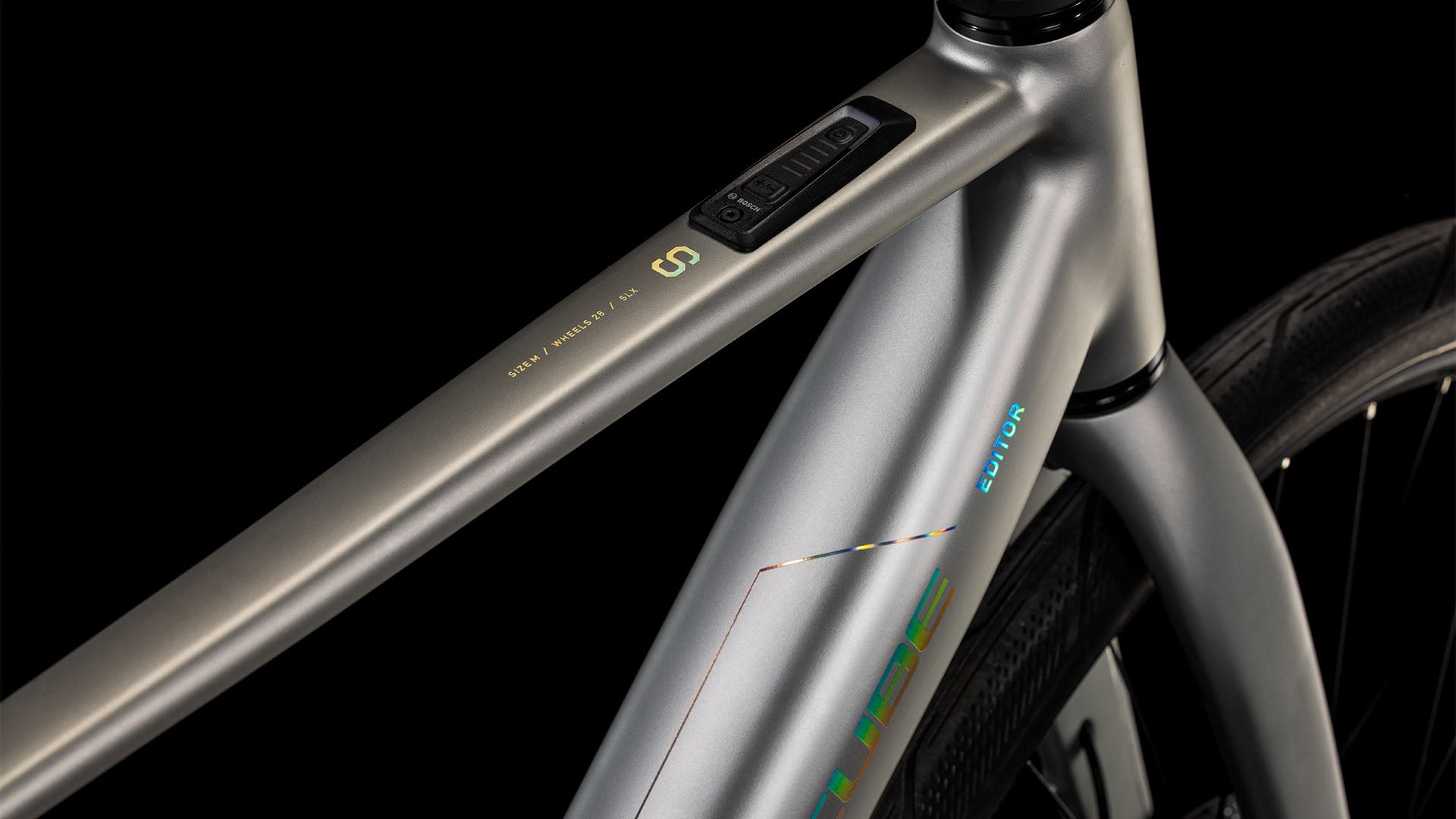 Nahaufnahme des CUBE Editor Hybrid SLX 400X sleekgrey'n'spectral 2025 Rahmens, mit minimalistischem Design, klaren Linien, Branding und einem Bedienfeld am Oberrohr, das vom Bosch SX E-Motor angetrieben wird. Die Shimano 8-Gang-Nabenschaltung ermöglicht reibungslose Schaltvorgänge.