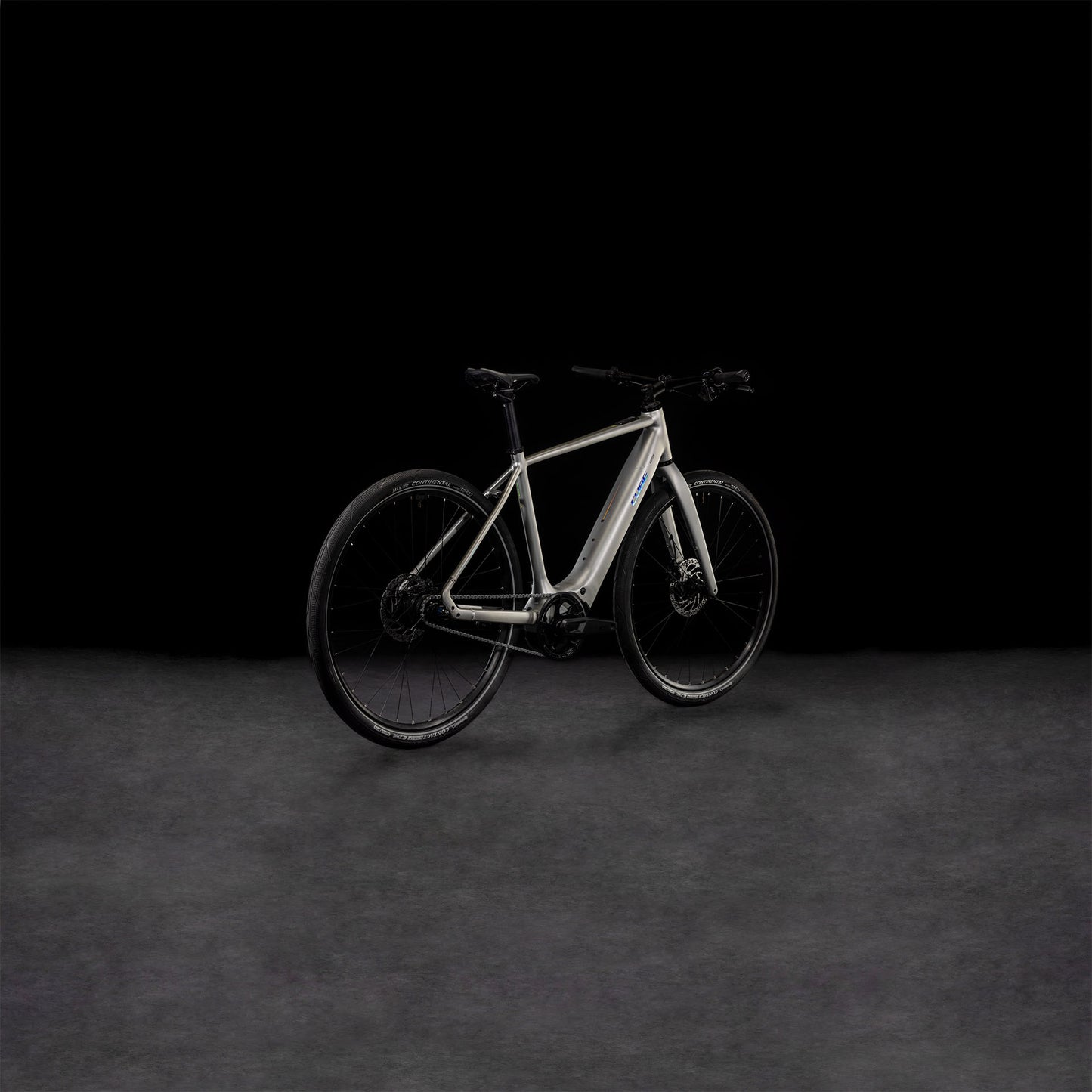 Das CUBE Editor Hybrid SLX 400X sleekgrey'n'spectral 2025, ein modernes silbernes E-Bike mit Shimano 8-Gang-Nabenschaltung, wird auf einer dunklen, strukturierten Oberfläche vor einem schwarzen Hintergrund präsentiert, der den Rahmen und das stilvolle Design hervorhebt.