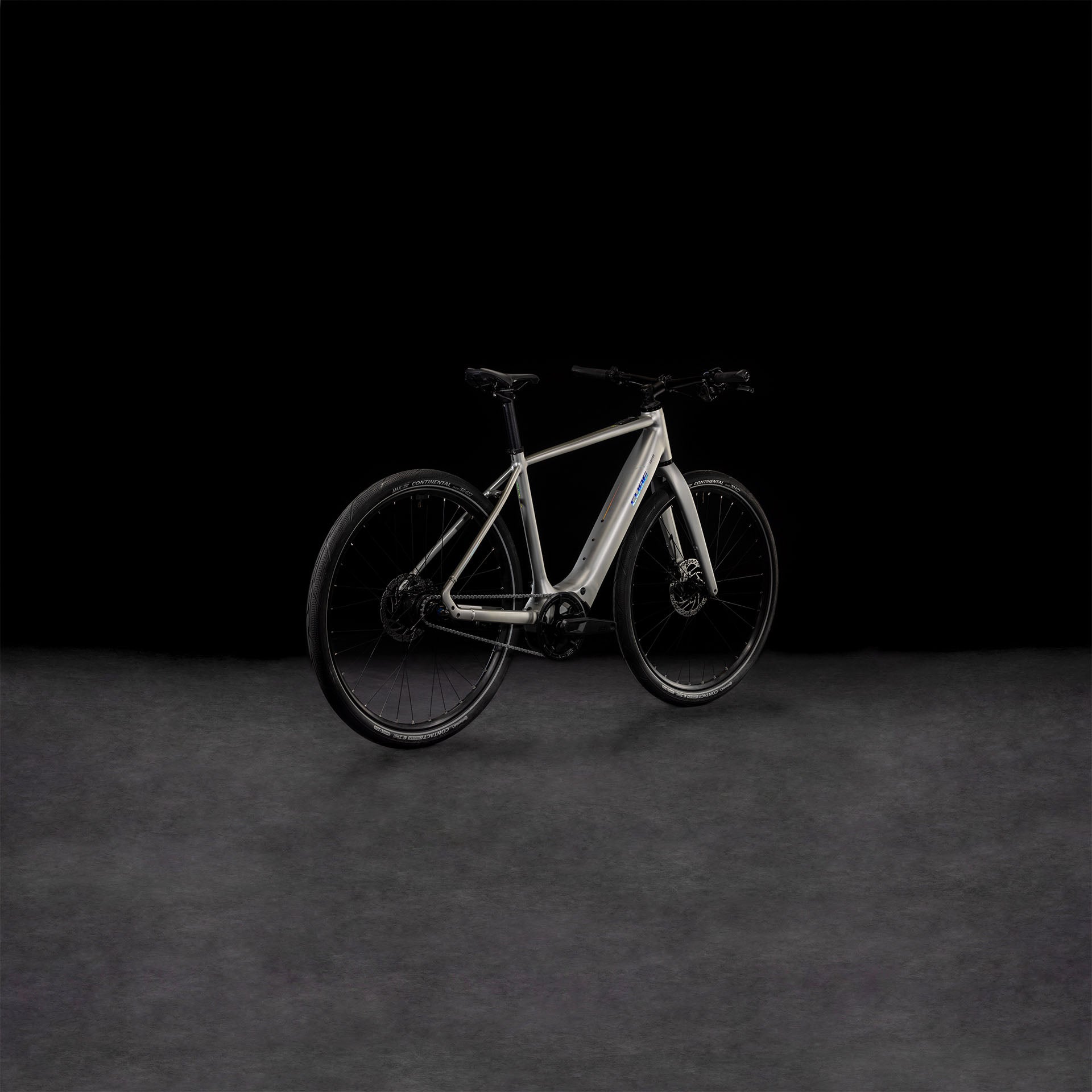 Das CUBE Editor Hybrid SLX 400X sleekgrey'n'spectral 2025, ein modernes silbernes E-Bike mit Shimano 8-Gang-Nabenschaltung, wird auf einer dunklen, strukturierten Oberfläche vor einem schwarzen Hintergrund präsentiert, der den Rahmen und das stilvolle Design hervorhebt.