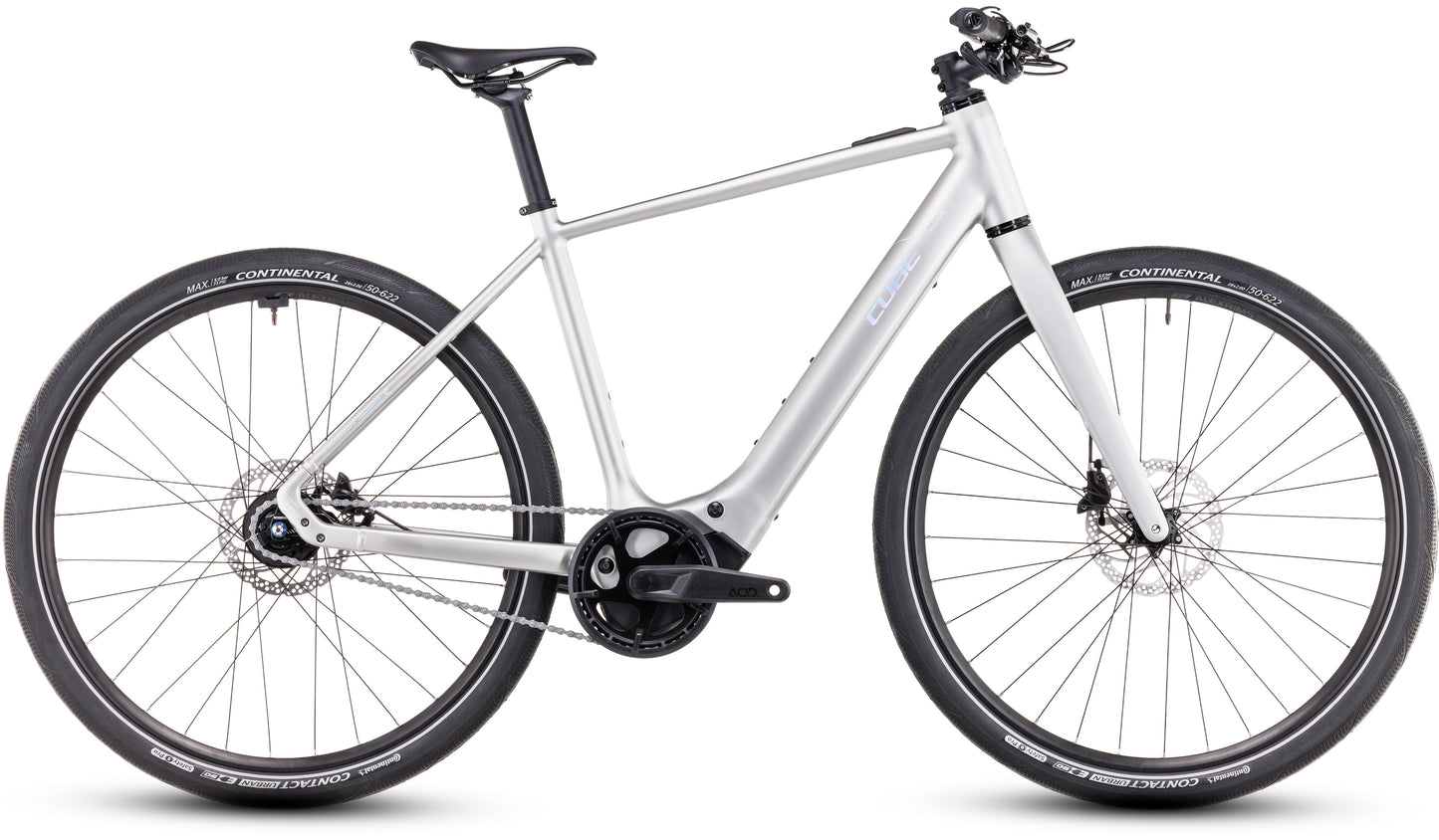 Das CUBE Editor Hybrid SLX 400X sleekgrey'n'spectral 2025 ist ein modernes silbernes E-Bike mit einem Bosch SX E-Motor, leichtem Rahmen, flachem Lenker, Shimano 8-Gang-Nabenschaltung, Scheibenbremsen und dicken Reifen in der Seitenansicht auf Weiß.
