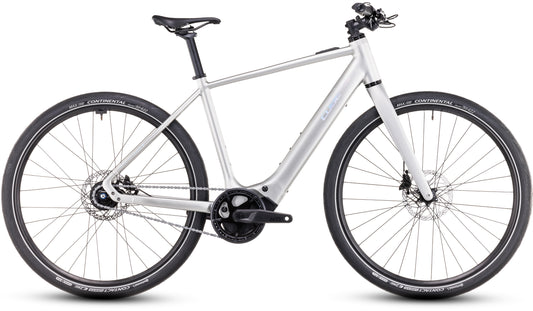 Das CUBE Editor Hybrid SLX 400X sleekgrey'n'spectral 2025 ist ein modernes silbernes E-Bike mit einem Bosch SX E-Motor, leichtem Rahmen, flachem Lenker, Shimano 8-Gang-Nabenschaltung, Scheibenbremsen und dicken Reifen in der Seitenansicht auf Weiß.