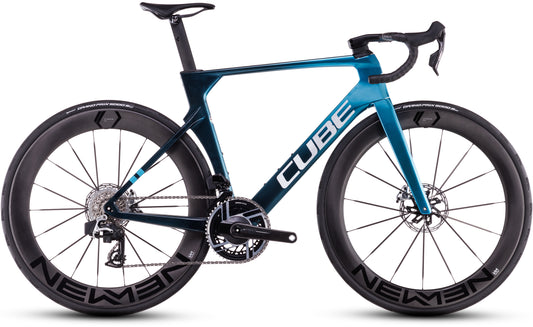 Das Cube Litening AERO C:68X SLX chromeblue'n'liquidblue 2025 ist ein modernes blaues Rennrad mit aerodynamischem Rahmen, tiefem Lenker, Carbon-Laufrädern mit tiefem Querschnitt, Scheibenbremsen und einem auffälligen weißen CUBE-Branding - UCI-konform und für beste Aerodynamik gebaut.