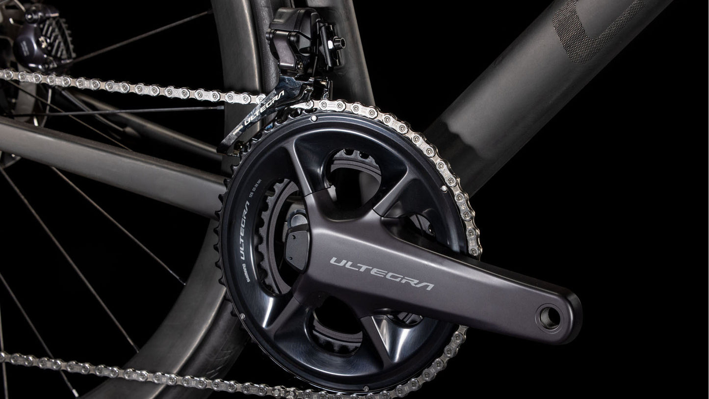 Nahaufnahme einer Shimano Ultegra Di2-Kurbelgarnitur und eines Kettenblatts am mattschwarzen CUBE Litening AIR C:68X Race blackline 2025, mit Kette, Umwerfer und einem Teil des Rahmens.