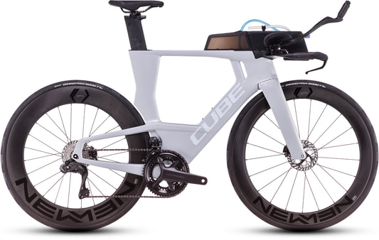 Das CUBE Aerium C:68X Race foggrey'n'white 2025 ist ein modernes Triathlonrad mit Aero-Laufrädern mit tiefem Querschnitt, Shimano Ultegra Di2, einem integrierten Trinksystem und einem aerodynamischen Carbonrahmen, auf dem die Marke CUBE prangt.