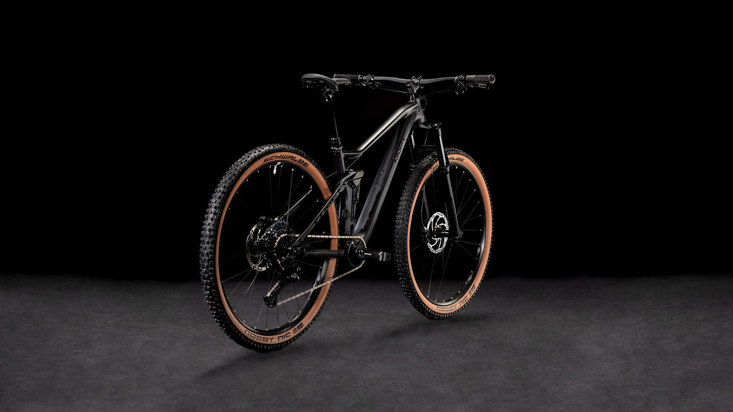 Produktbild: Cube Stereo ONE22 Pro metalblack´n´black, Schrägansicht (schwarzer Hintergrund)