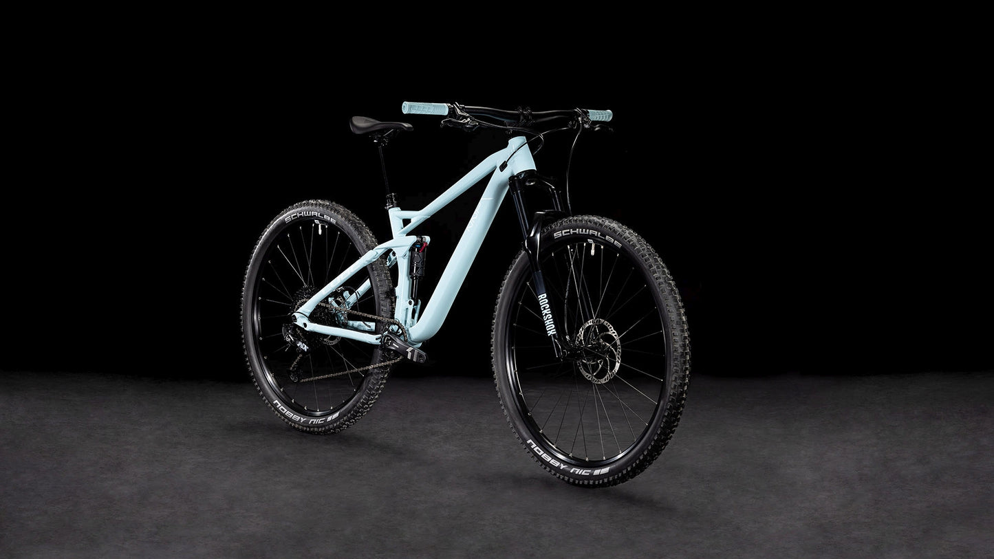 Produktbild: Cube Stereo ONE22 Pro skylightblue´n´white, Schrägansicht (schwarzer Hintergrund)