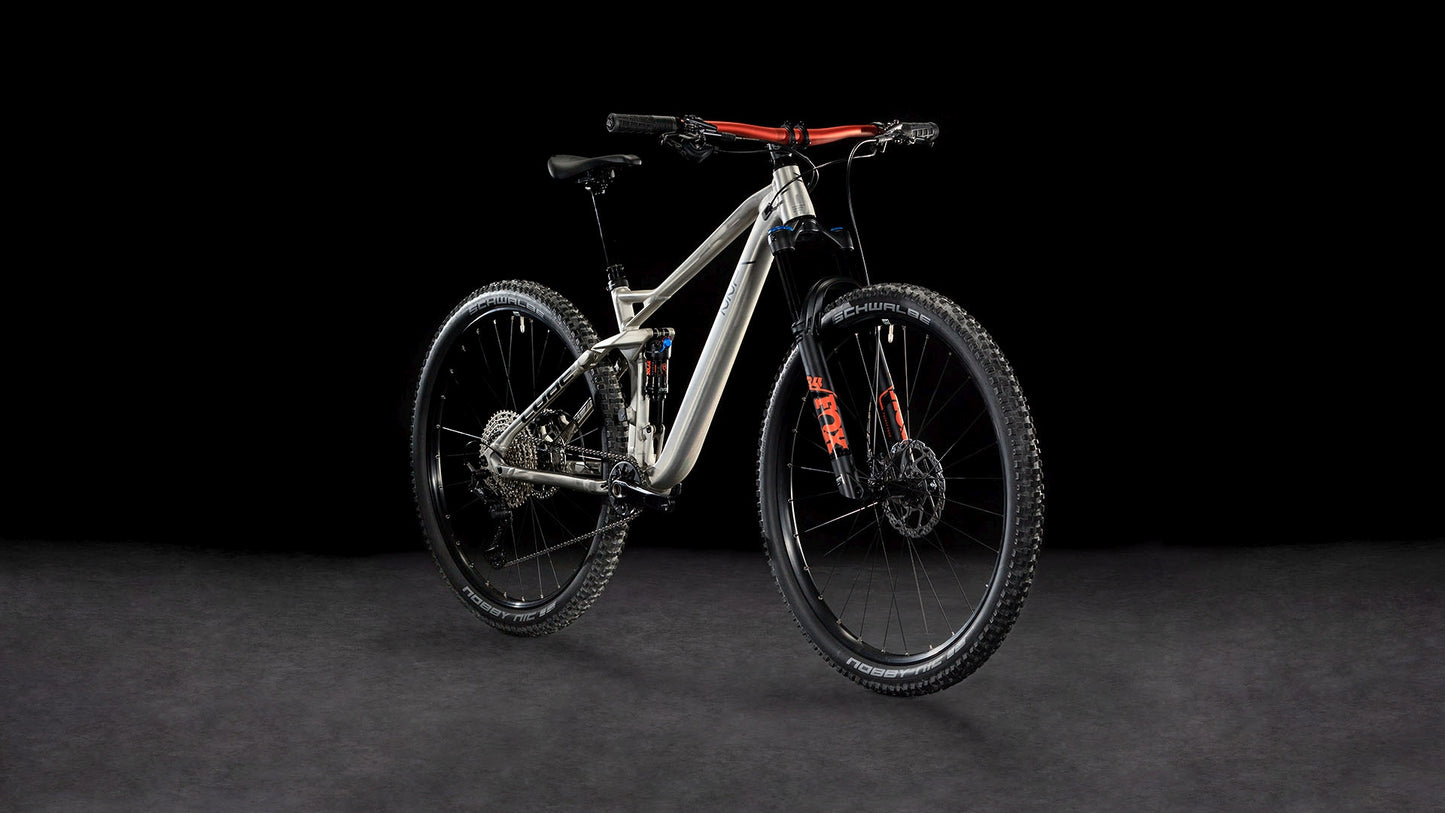 Produktbild: Cube Stereo ONE22 Race rawmetal´n´black, Schrägansicht (schwarzer Hintergrund)