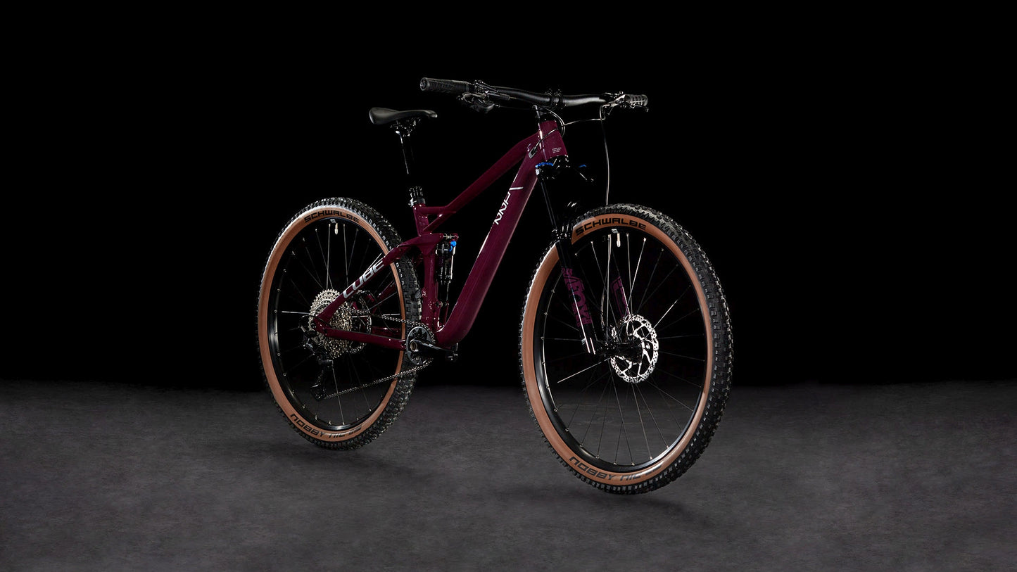 Produktbild: Cube Stereo ONE22 Race wine´n´grey, Schrägansicht (schwarzer Hintergrund)