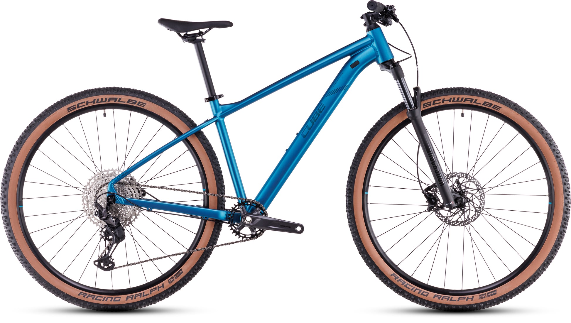 Das CUBE Reaction Pro metallicteal'n'holo 2025 Mountainbike verfügt über einen schwarzen Sattel, einen flachen Lenker, eine RockShox Judy Silver Luftfedergabel an der Vorderachse und Schwalbe-Reifen mit hellbraunen Wänden, abgebildet im Profil auf weißem Hintergrund.