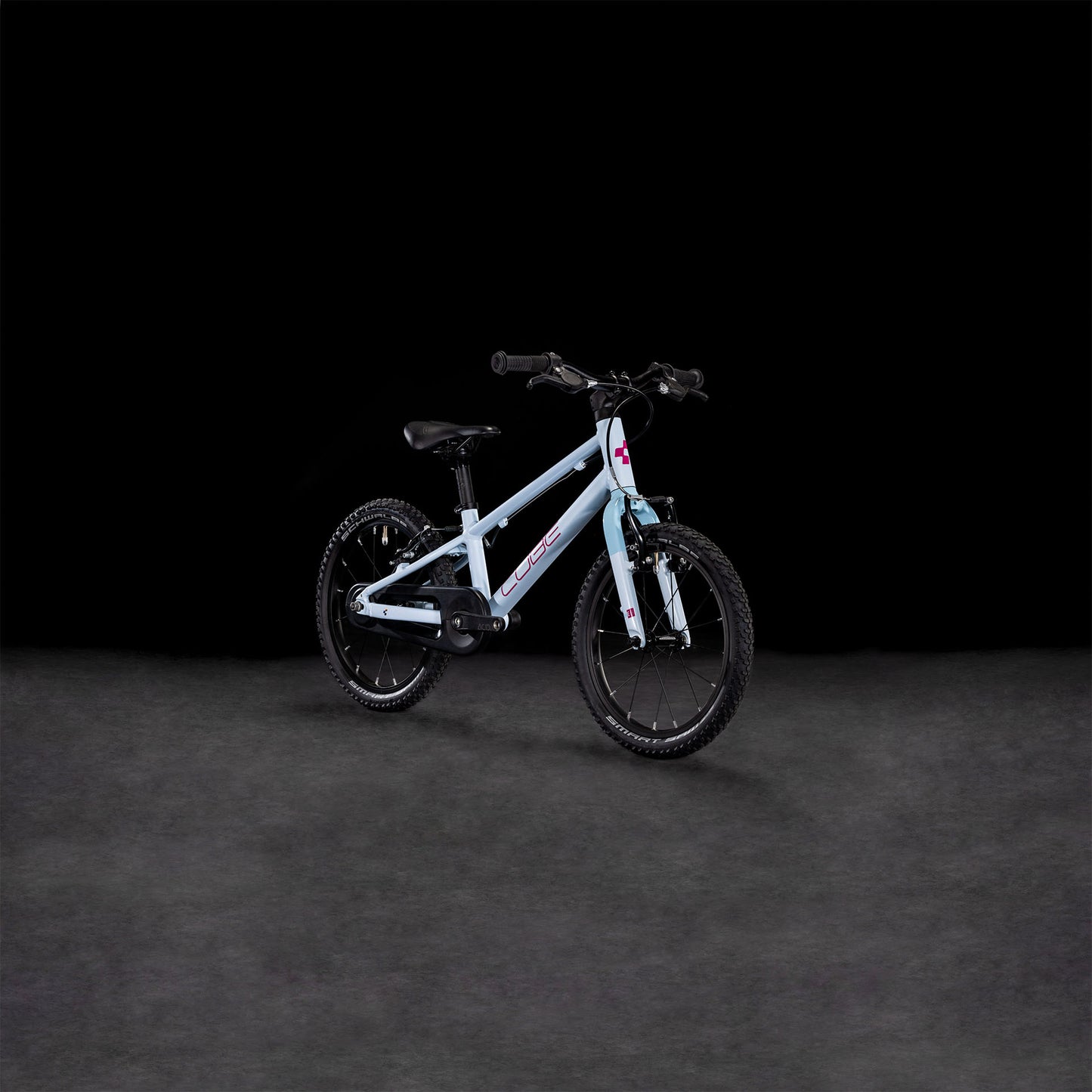 Ein kompaktes Kinderfahrrad Cube Numove 160 flashwhite'n'pink 2025 von CUBE mit schwarzem Lenker und Reifen mit V-Brakes steht vor einem dunklen, schlichten Hintergrund.