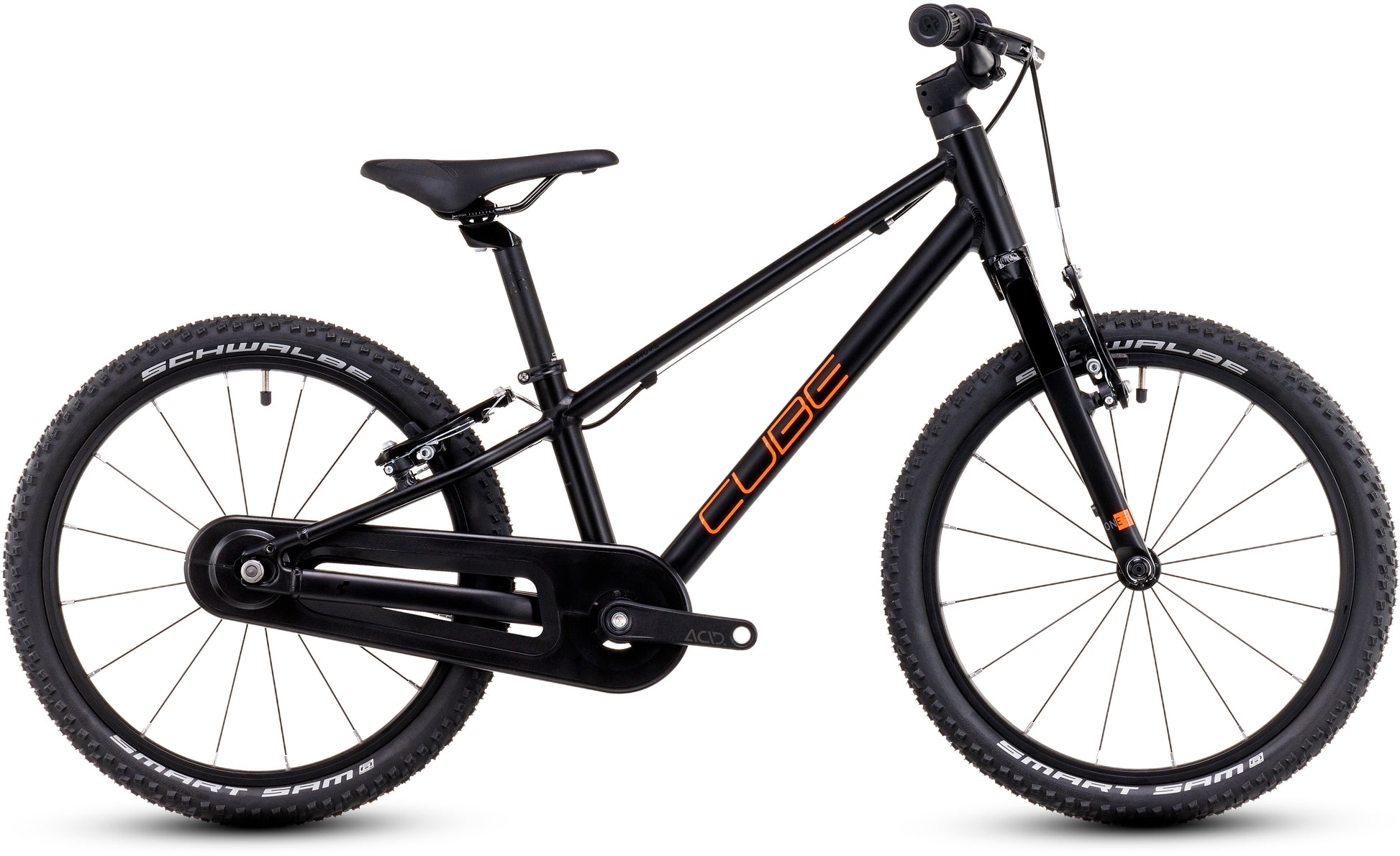 Das CUBE Numove 180 black'n'orange 2025 ist ein Kinder-All-Terrain-Bike in schwarz mit orangefarbenen Akzenten, gefertigt aus 6061er Aluminium, mit dicken Schwalbe-Reifen, einem geraden Oberrohr und einem Kettenschutz - abgebildet auf weißem Grund.
