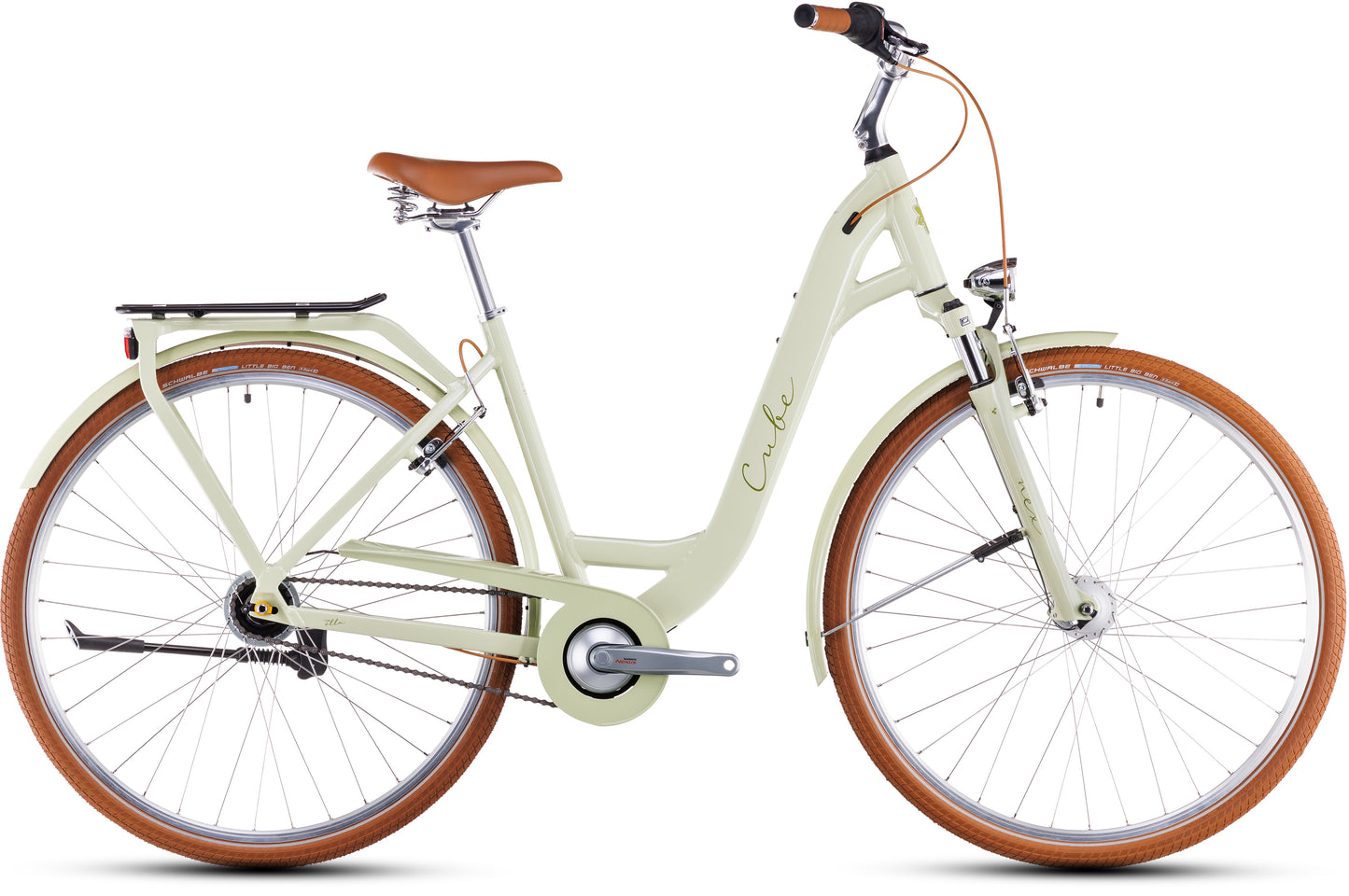Das CUBE ella matchagreen'n'green Easy Entry 2025 Citybike verfügt über eine 8-Gang-Nabenschaltung, einen Sitz und Griffe aus braunem Leder, orangefarbene Reifen, einen Gepäckträger sowie vordere und hintere Schutzbleche - hier im Profil auf weißem Hintergrund für zusätzlichen Komfort.