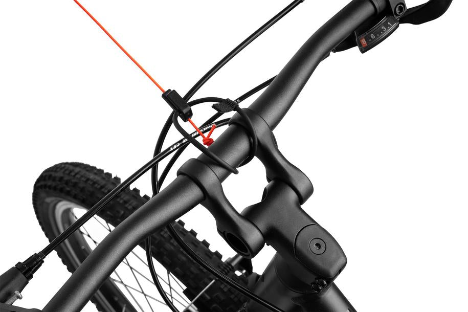 Nahaufnahme des schwarzen ACID Zugsystems MOUNTAIN EXPLORER von Cube mit Lenker, Bremszügen, Gangschaltung, Griffen und Vorderradreifen vor einem weißen Hintergrund. Die Details am Lenker und die Reifenprofile sind deutlich sichtbar.