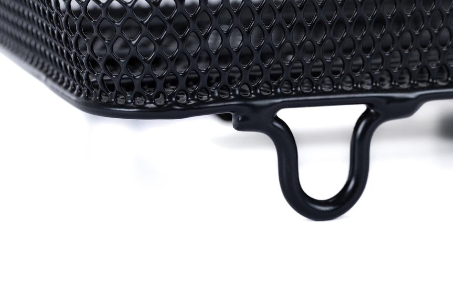 Nahaufnahme des schwarzen Metallgeflechts und der abgerundeten Schlaufe des CUBE Store Göttingen ACID Gepäckträgerkorb 30 Trunk RILink 2.0, 30L, vor weißem Hintergrund.