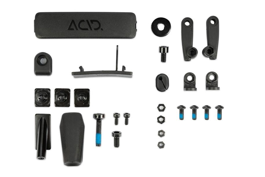 Das ACID Schutzblechset SIC 2.0 84 27,5" Fully black von ACID enthält verschiedene schwarze Kunststoff- und Metallbefestigungselemente - Halterungen, Schrauben, Muttern, Unterlegscheiben und Abdeckungen - ideal für Fahrradreparaturen, die alle auf weißem Hintergrund abgebildet sind.