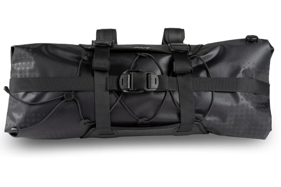 Die ACID Lenkertasche PACK PRO 15 schwarz ist eine zylindrische Lenkertasche mit verstellbaren Riemen, Schnallen und Bungee-Kordeln - ideal für den Transport von Ausrüstung auf Bikepacking-Touren in Göttingen oder bei Erkundungstouren durch das malerische Niedersachsen.